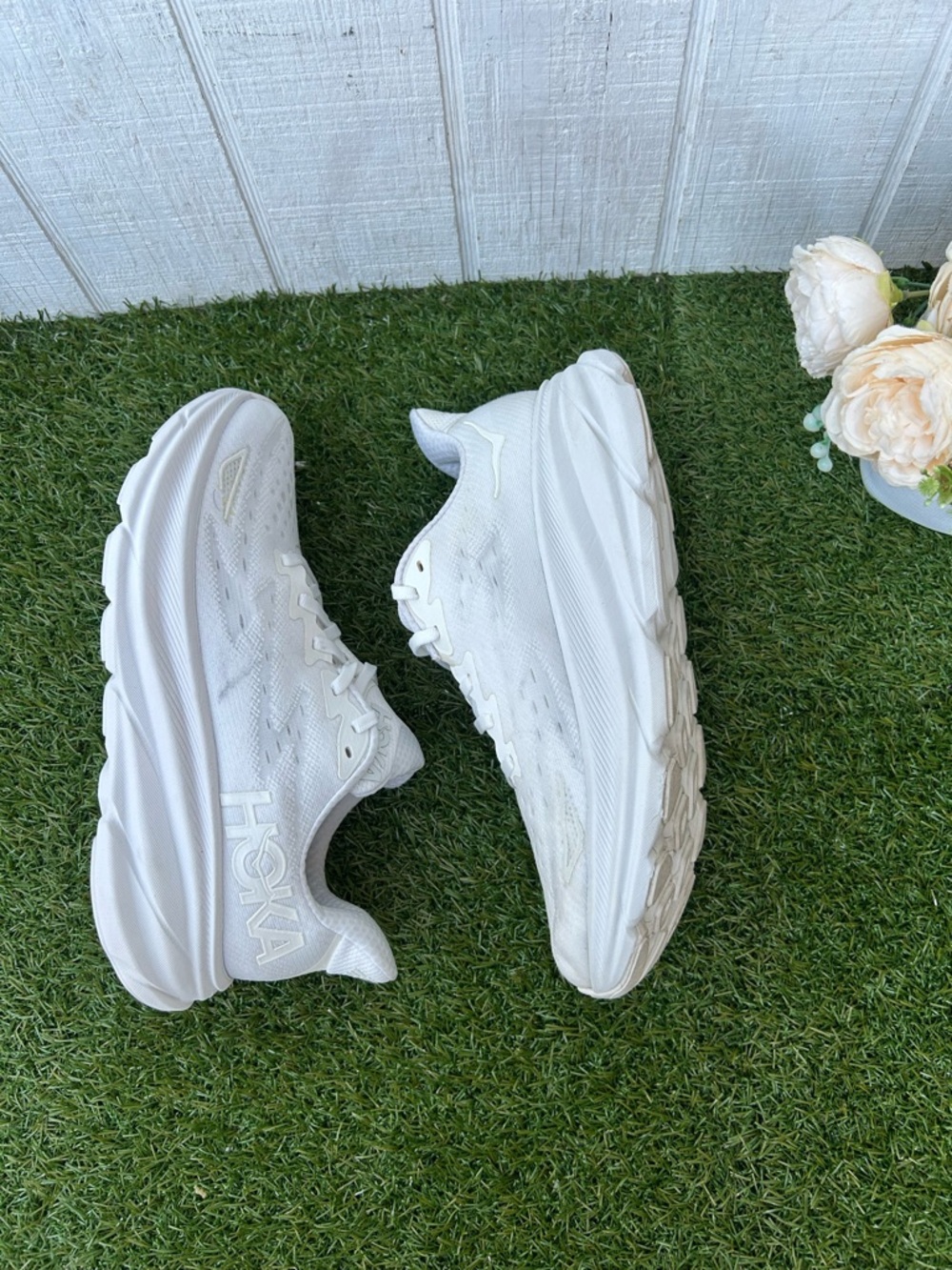 HOKA Clifton 9 EVERYDAY RUNNING women Shoes
size 7.5 White / White gently used - Picture 6 of 16